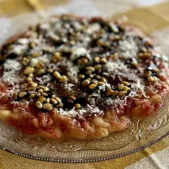 Delicioso carpaccio de higos con piñones, queso rallado y un toque de balsámico. Una explosión de sabor en cada bocado.