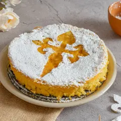 Tarta de Santiago, un bizcocho esponjoso cubierto de azúcar glas con la Cruz de Santiago.