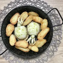Dos sepias enteras con patatas gajo, todo cocinado en freidora de aire.