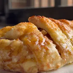 Delicioso strudel de manzana, con masa dorada y crujiente, espolvoreado con canela.