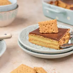 Deliciosa tarta de la abuela Thermomix, capas de galleta y crema pastelera cubiertas de chocolate. ¡Un postre casero irresistible!