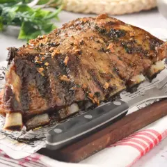 Un jugoso churrasco de cerdo, glaseado y con hierbas, listo para ser devorado.
