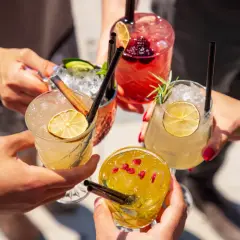 Brindis con cócteles refrescantes. ¿Con qué mezclar ginebra rosa? Prueba con frutos rojos, lima o hierbas aromáticas.