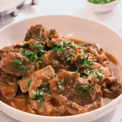 Cordero guisado, una receta tradicional llena de sabor. Tiernos trozos de carne en una salsa aromática, perfectos para compartir.