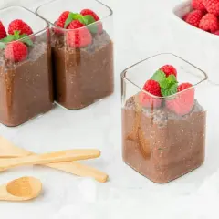 Deliciosos postres fáciles y rápidos de chocolate con frambuesas y menta.