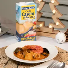 Caldereta de pescado con mariscos, lista para disfrutar. El caldo casero de pescado Gallina Blanca es el secreto.