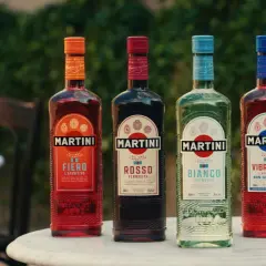 Cinco botellas de Martini: Fiero, Rosso (vermut), Bianco, Vibrante y Floreale. La elección entre vermut y vermouth es tuya.