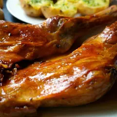 Paletilla de cordero lechal al horno estilo segoviano, dorada y jugosa, lista para disfrutar.