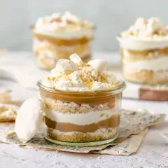 Postre en frasco con capas de galleta, crema y dulce de leche. Coronado con merengue y un toque de polvito uruguayo.