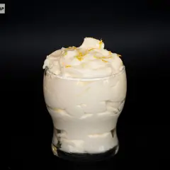 Delicioso mousse de limón thermomix, cremoso y refrescante, decorado con ralladura de limón.
