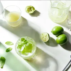 Cocteles con ginebra, menta y pepino, listos para refrescar.