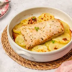 Deliciosa ventresca al horno con patatas doradas, un plato casero que invita a disfrutar.