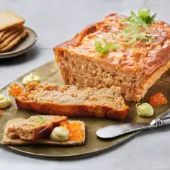 Delicioso pastel de cabracho, servido con tostadas, mayonesa y huevas de salmón.