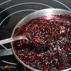 Cuchara llena de mermelada de moras casera, lista para disfrutar. Así se hace mermelada de moras.