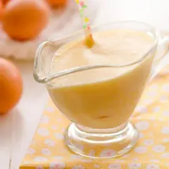 Crema pastelera lista para usar, con huevos frescos al fondo. ¡Perfecta para tu próxima receta!