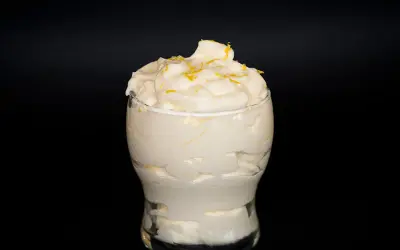 Delicioso mousse de limón thermomix, cremoso y refrescante, decorado con ralladura de limón.