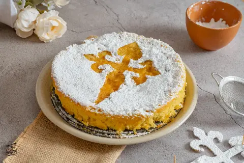 Tarta de Santiago, un bizcocho esponjoso cubierto de azúcar glas con la Cruz de Santiago.
