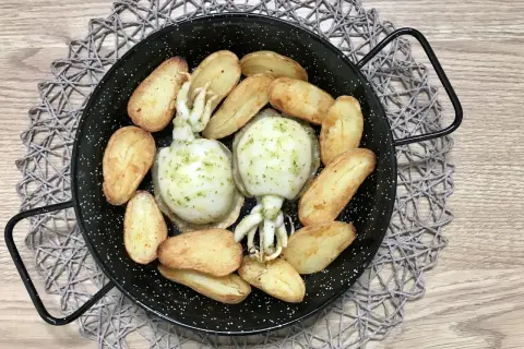 Dos sepias enteras con patatas gajo, todo cocinado en freidora de aire.