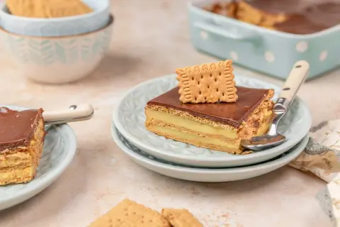 Deliciosa tarta de la abuela Thermomix, capas de galleta y crema pastelera cubiertas de chocolate. ¡Un postre casero irresistible!