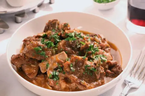 Cordero guisado, una receta tradicional llena de sabor. Tiernos trozos de carne en una salsa aromática, perfectos para compartir.
