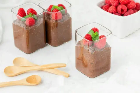 Deliciosos postres fáciles y rápidos de chocolate con frambuesas y menta.