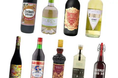 Varias botellas de vermut, mostrando la diversidad de qué es el vermut en España: rojo, blanco y artesano.