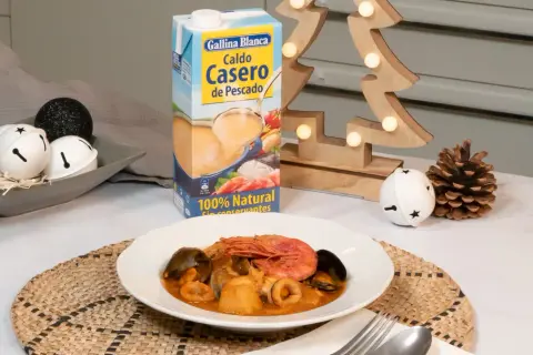 Caldereta de pescado con mariscos, lista para disfrutar. El caldo casero de pescado Gallina Blanca es el secreto.