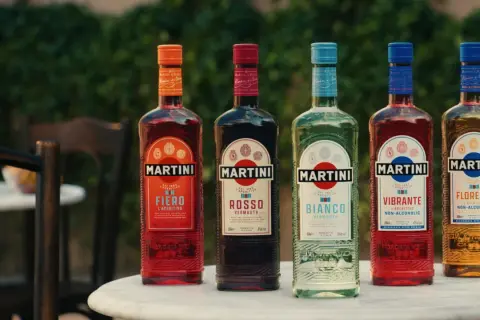 Cinco botellas de Martini: Fiero, Rosso (vermut), Bianco, Vibrante y Floreale. La elección entre vermut y vermouth es tuya.