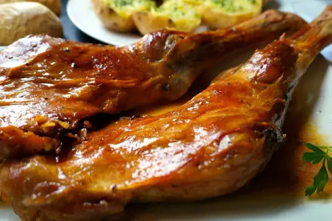 Paletilla de cordero lechal al horno estilo segoviano, dorada y jugosa, lista para disfrutar.