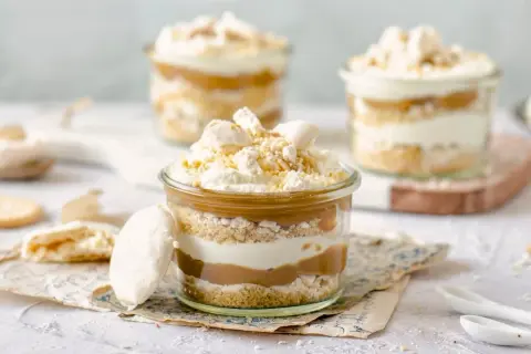 Postre en frasco con capas de galleta, crema y dulce de leche. Coronado con merengue y un toque de polvito uruguayo.