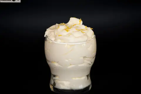 Delicioso mousse de limón thermomix, cremoso y refrescante, decorado con ralladura de limón.