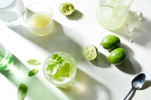 Cocteles con ginebra, menta y pepino, listos para refrescar.