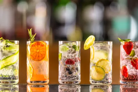 Cinco gin tonics refrescantes con frutas y hierbas. Aprende como hacer un buen gin tonic con estas ideas.