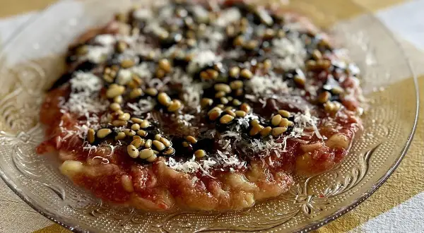 Delicioso carpaccio de higos con piñones, queso rallado y un toque de balsámico. Una explosión de sabor en cada bocado.