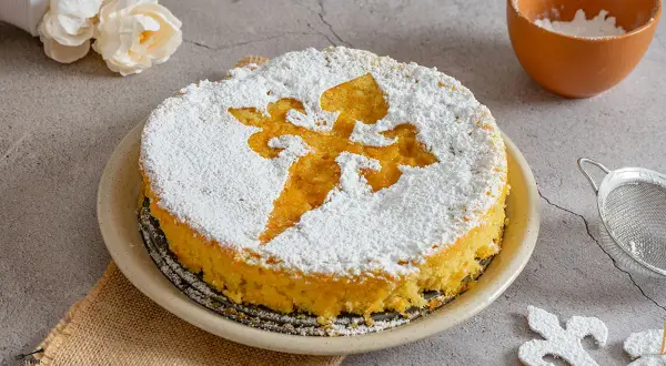 Tarta de Santiago, un bizcocho esponjoso cubierto de azúcar glas con la Cruz de Santiago.