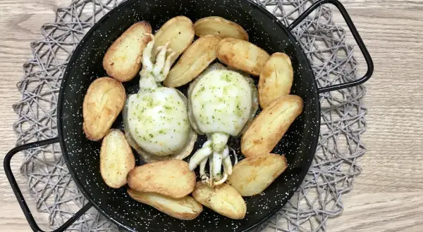 Dos sepias enteras con patatas gajo, todo cocinado en freidora de aire.