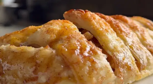 Delicioso strudel de manzana, con masa dorada y crujiente, espolvoreado con canela.