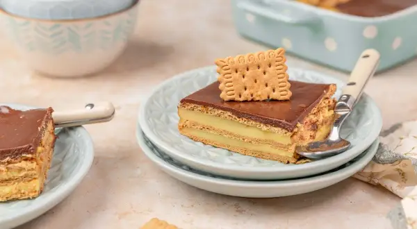 Deliciosa tarta de la abuela Thermomix, capas de galleta y crema pastelera cubiertas de chocolate. ¡Un postre casero irresistible!