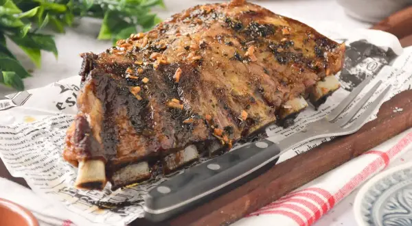 Un jugoso churrasco de cerdo, glaseado y con hierbas, listo para ser devorado.