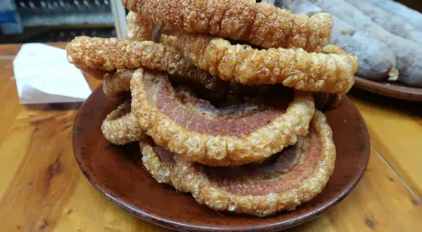 Crujientes torreznos en freidora de aire, apilados en un plato de barro. Un aperitivo irresistible.