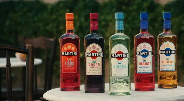 Cinco botellas de Martini: Fiero, Rosso (vermut), Bianco, Vibrante y Floreale. La elección entre vermut y vermouth es tuya.