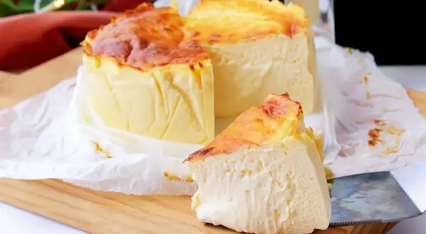 Tarta de queso en freidora de aire, dorada por fuera y cremosa por dentro. ¡Perfecta para cualquier ocasión!