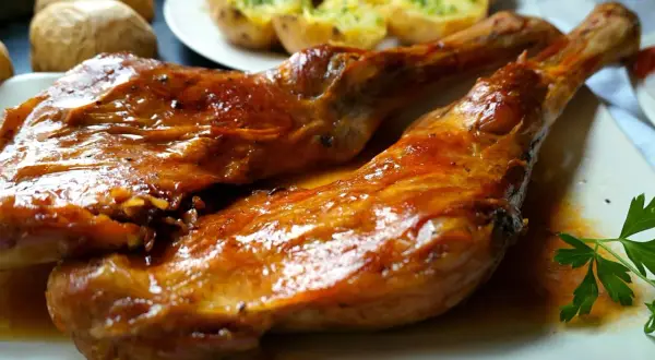 Paletilla de cordero lechal al horno estilo segoviano, dorada y jugosa, lista para disfrutar.