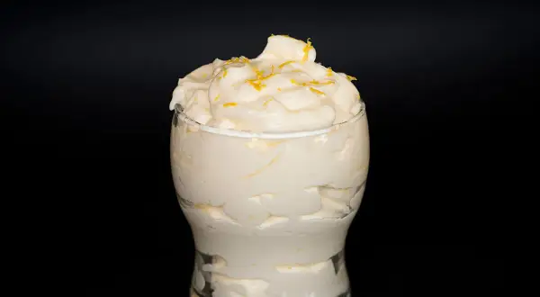 Delicioso mousse de limón thermomix, cremoso y refrescante, decorado con ralladura de limón.