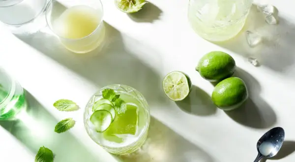 Cocteles con ginebra, menta y pepino, listos para refrescar.