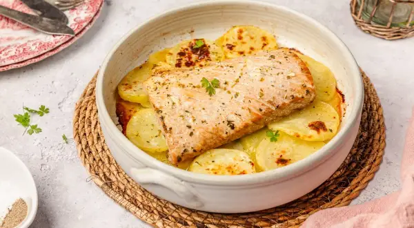 Deliciosa ventresca al horno con patatas doradas, un plato casero que invita a disfrutar.