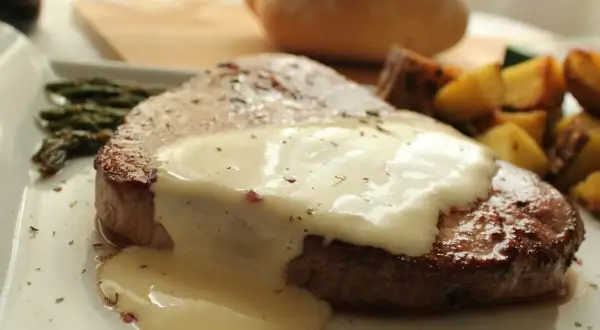 Un jugoso redondo en salsa cremosa, acompañado de espárragos y patatas asadas.
