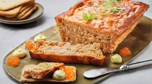 Delicioso pastel de cabracho, servido con tostadas, mayonesa y huevas de salmón.
