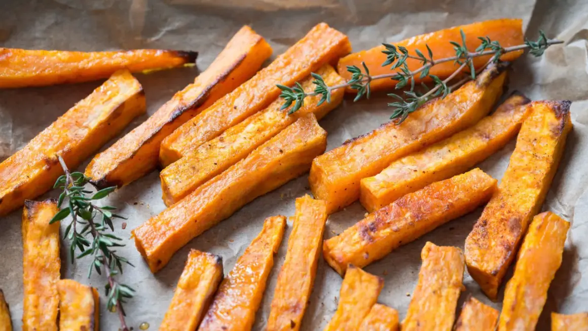 Boniato crujiente hecho en air fryer, servido con ramitas de tomillo fresco.