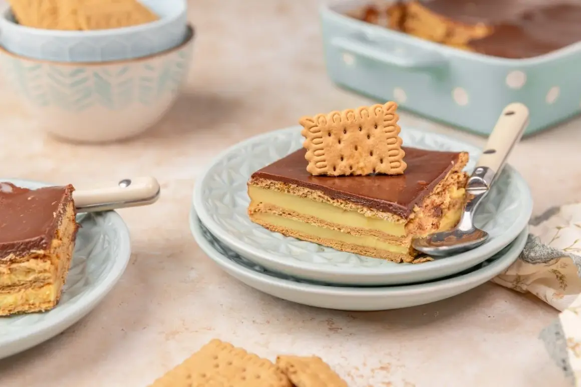 Deliciosa tarta de la abuela Thermomix, capas de galleta y crema pastelera cubiertas de chocolate. ¡Un postre casero irresistible!